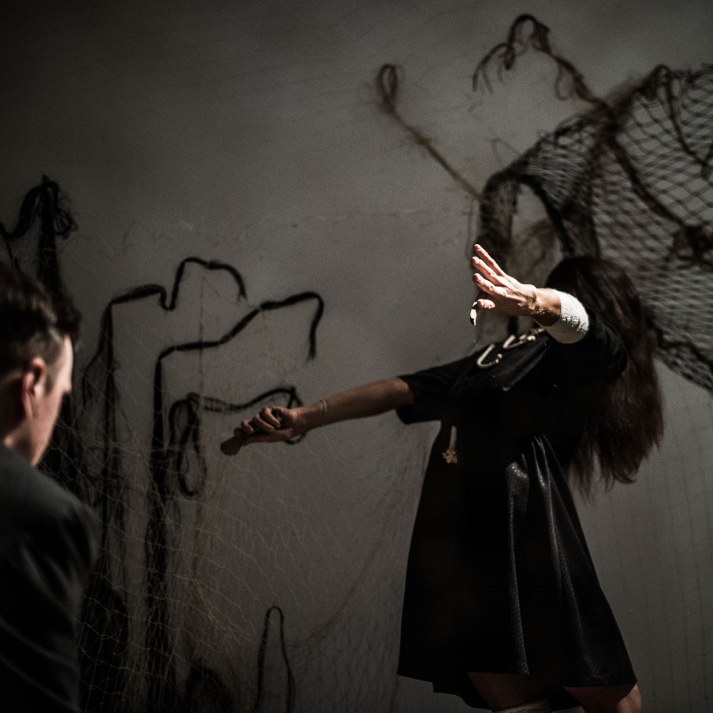 Tasting Blue (Megan Kennedy) arms back - Luca Truffarelli